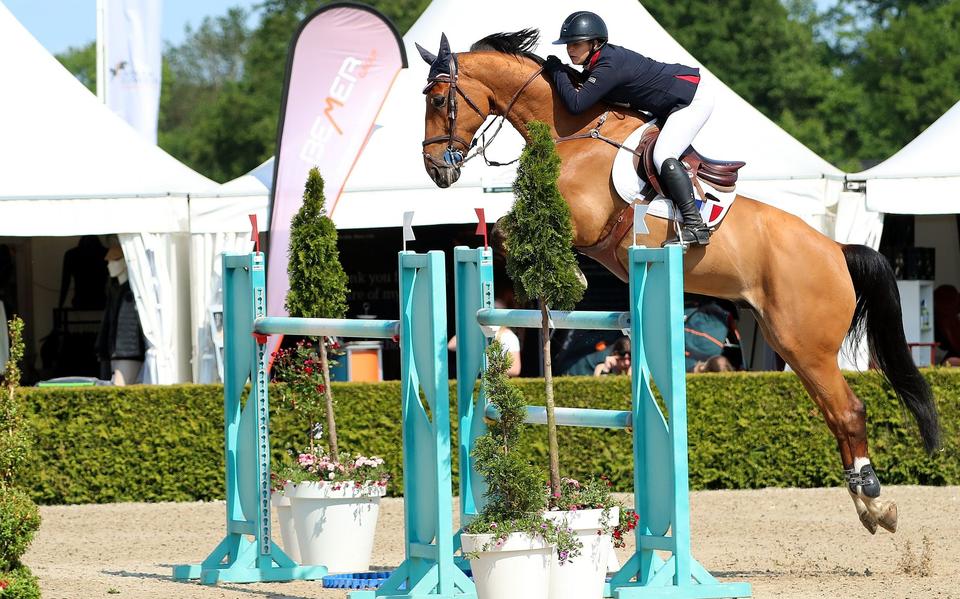 Winnares Lucie Martinot gaat in vloeiende stijl op de overwinning af.