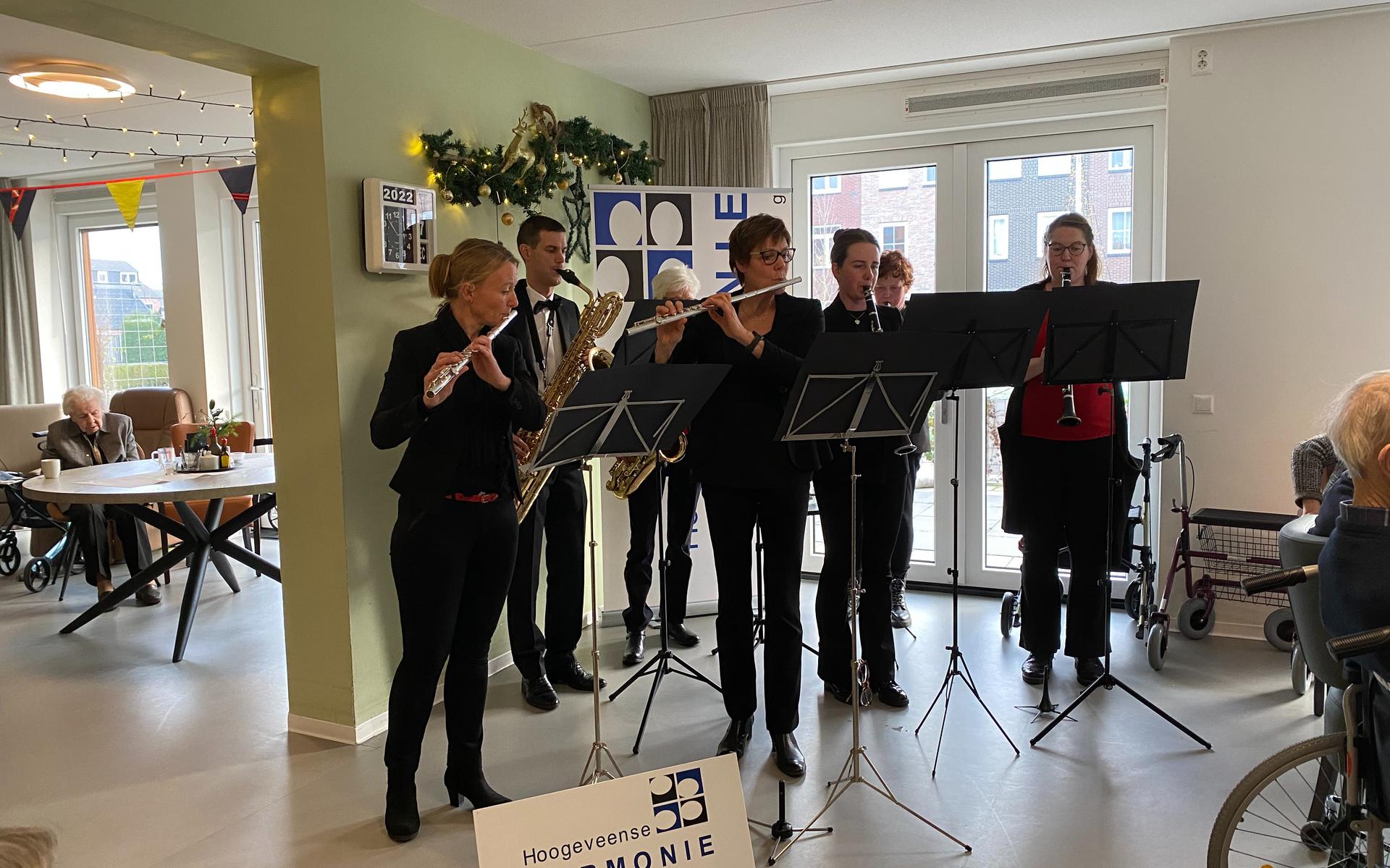 Zeven muzikanten van het Hoogeveense Harmonieorkest speelden kerstliedjes. 