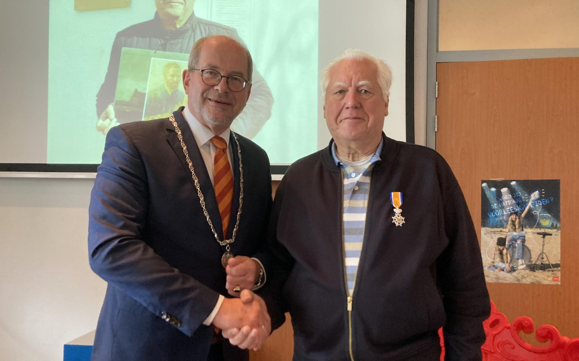 Jan Pol ontvangt het lintje van burgemeester Loohuis.