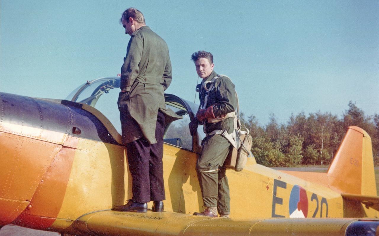 Rob de Bloeme (rechts) staat op het punt om tijdens zijn Elementaire Vliegeropleiding een lesvlucht te gaan maken in een Fokker S-11. Rob de Bloeme (rechts) staat op het punt om tijdens zijn Elementaire Vliegeropleiding een lesvlucht te gaan maken in een Fokker S-11.