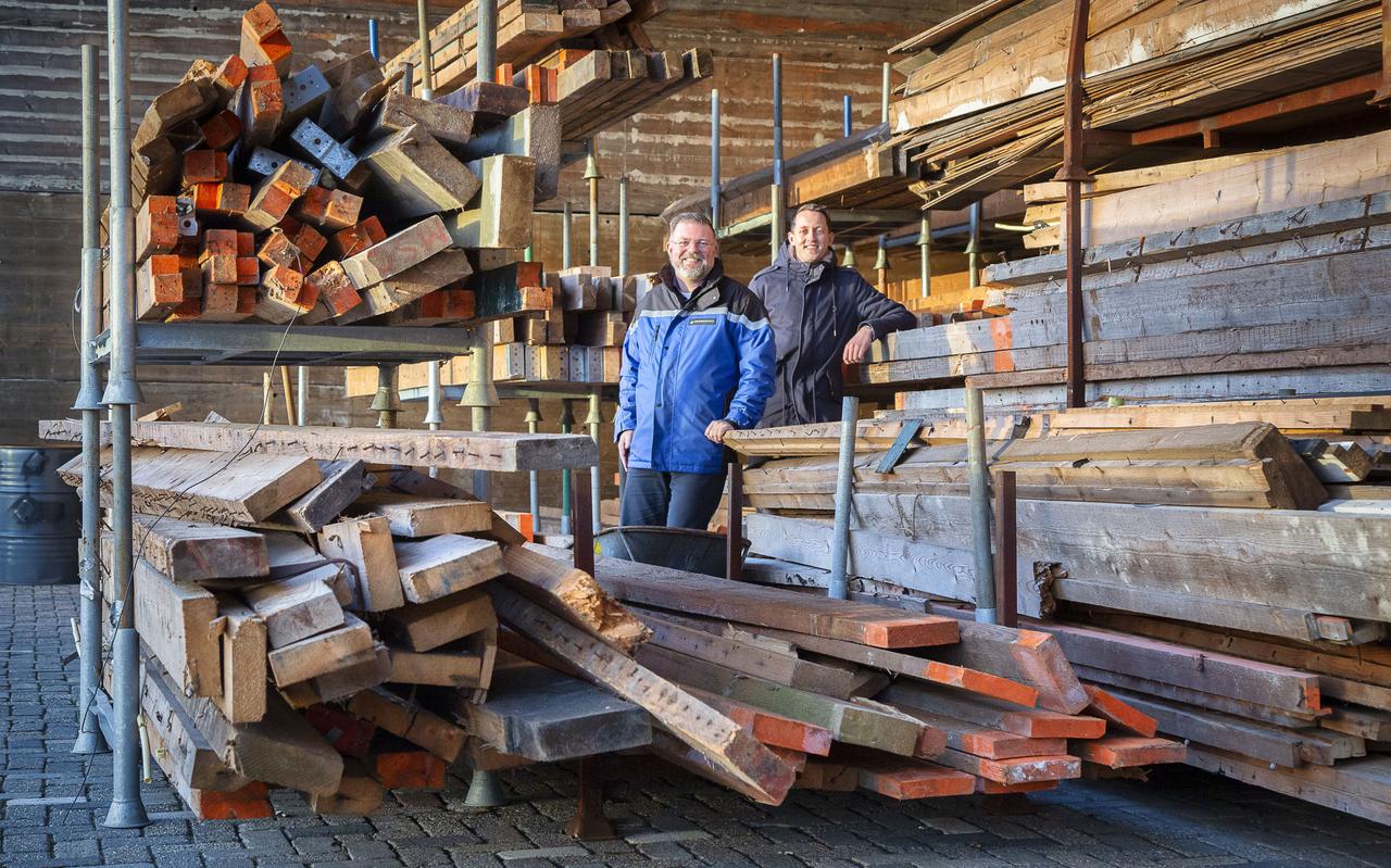 Jeroen van der Werf (links) en Koen Rooseboom tussen de gewonnen bouwmaterialen die een nieuw leven krijgen.