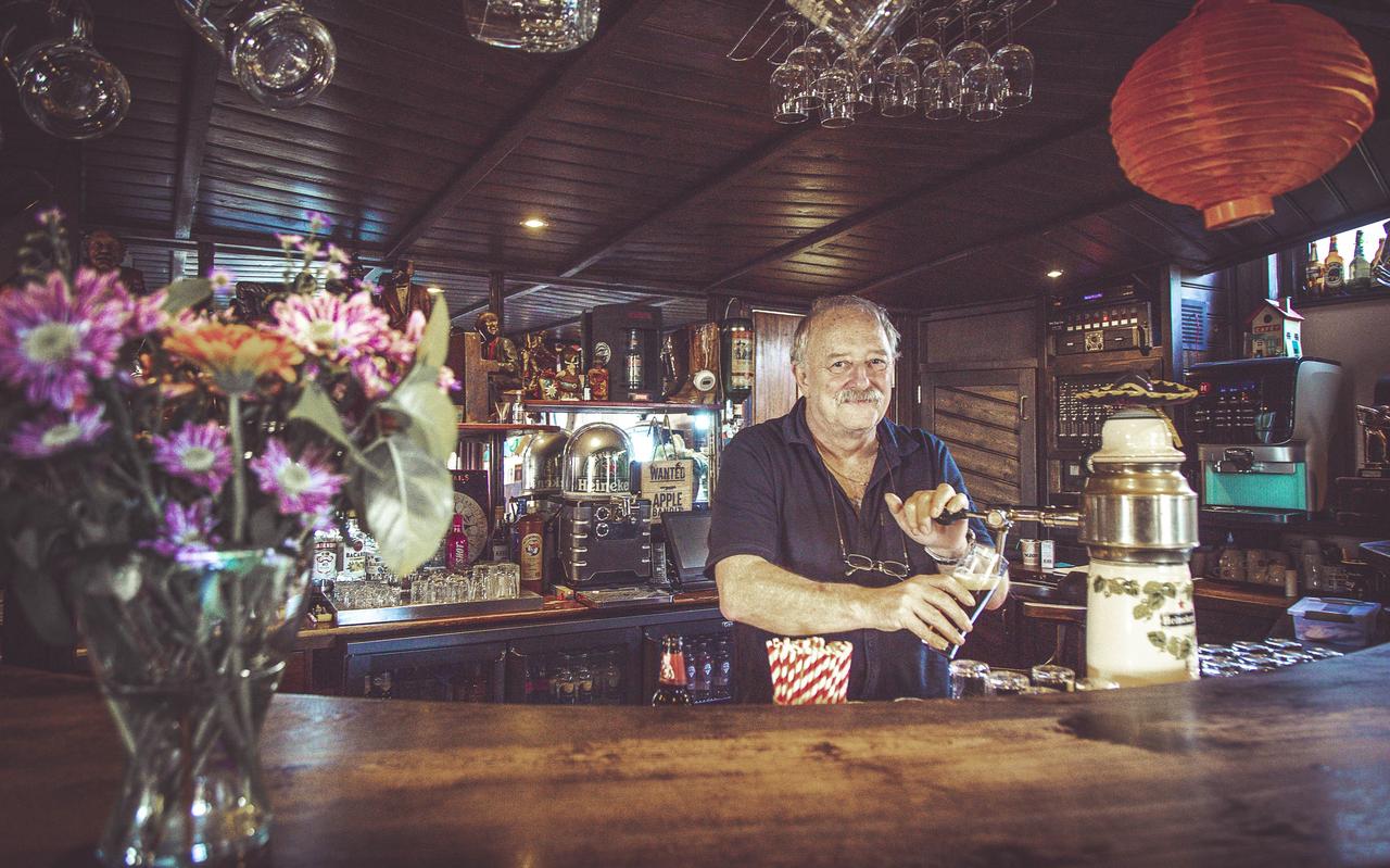 Freek Monsuur runt al 31 jaar met zijn vrouw Gerrie eetcafé De Falieberg in Zuidwolde. Freek Monsuur runt al 31 jaar met zijn vrouw Gerrie eetcafé De Falieberg in Zuidwolde.