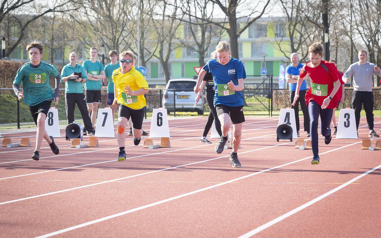 Kinderen konden leren sprinten op de atletiekbaan. Kinderen konden leren sprinten op de atletiekbaan.