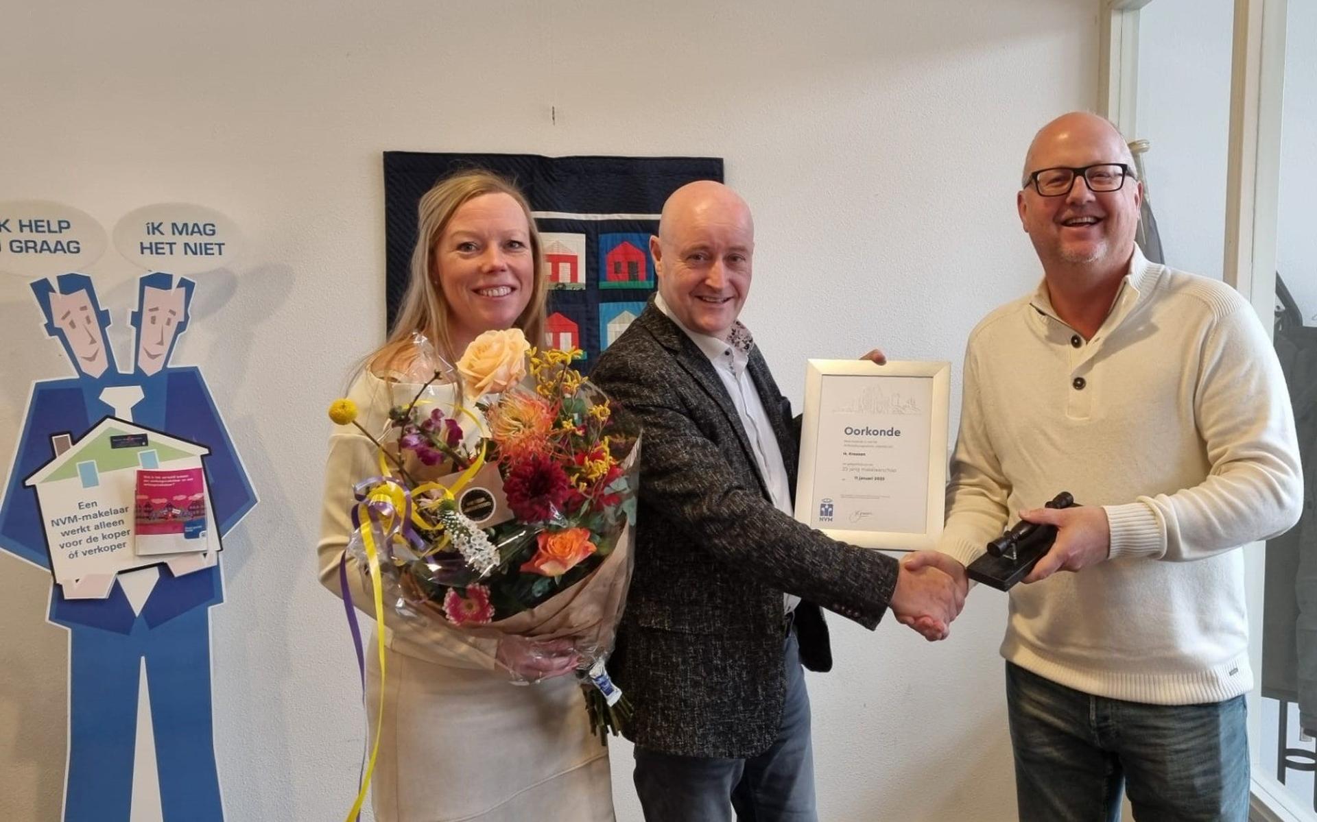 Makelaar Henk Kroezen uit Hollandscheveld viert 25-jarig jubileum. Hij behoort tot laatste lichting 