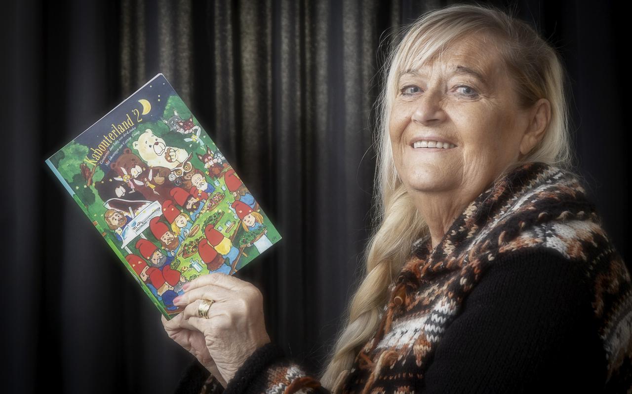 Inez van der Linden toont haar sprookjesboek Kabouterland 2 dat onlangs is verschenen. 