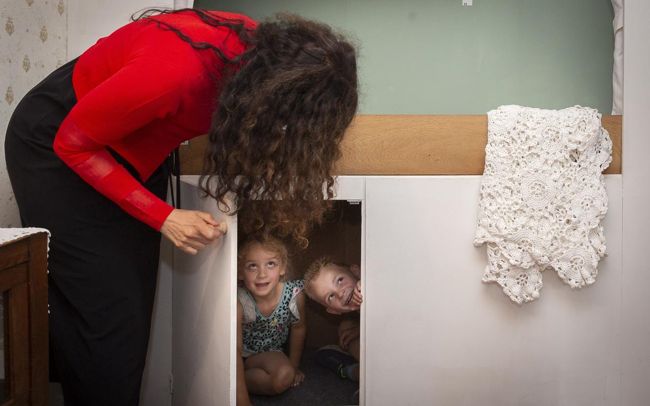 Wethouder Janita Tabak vindt twee van de ondergedoken kinderen. Wethouder Janita Tabak vindt twee van de ondergedoken kinderen.