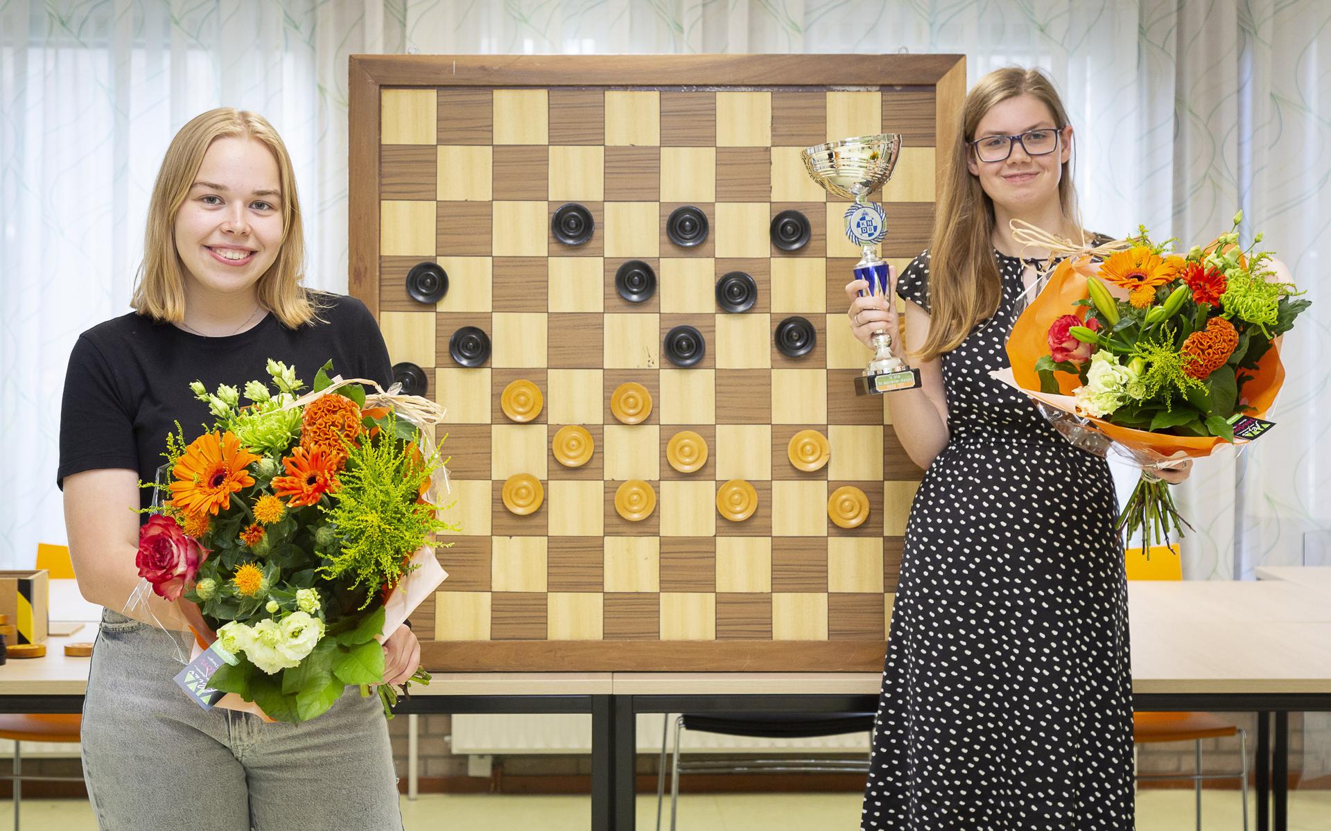 Nicole de Vries (17) en Lisa Scholtens (16) werden gehuldigd in 't Knooppunt na hun succes op het NK dammen.