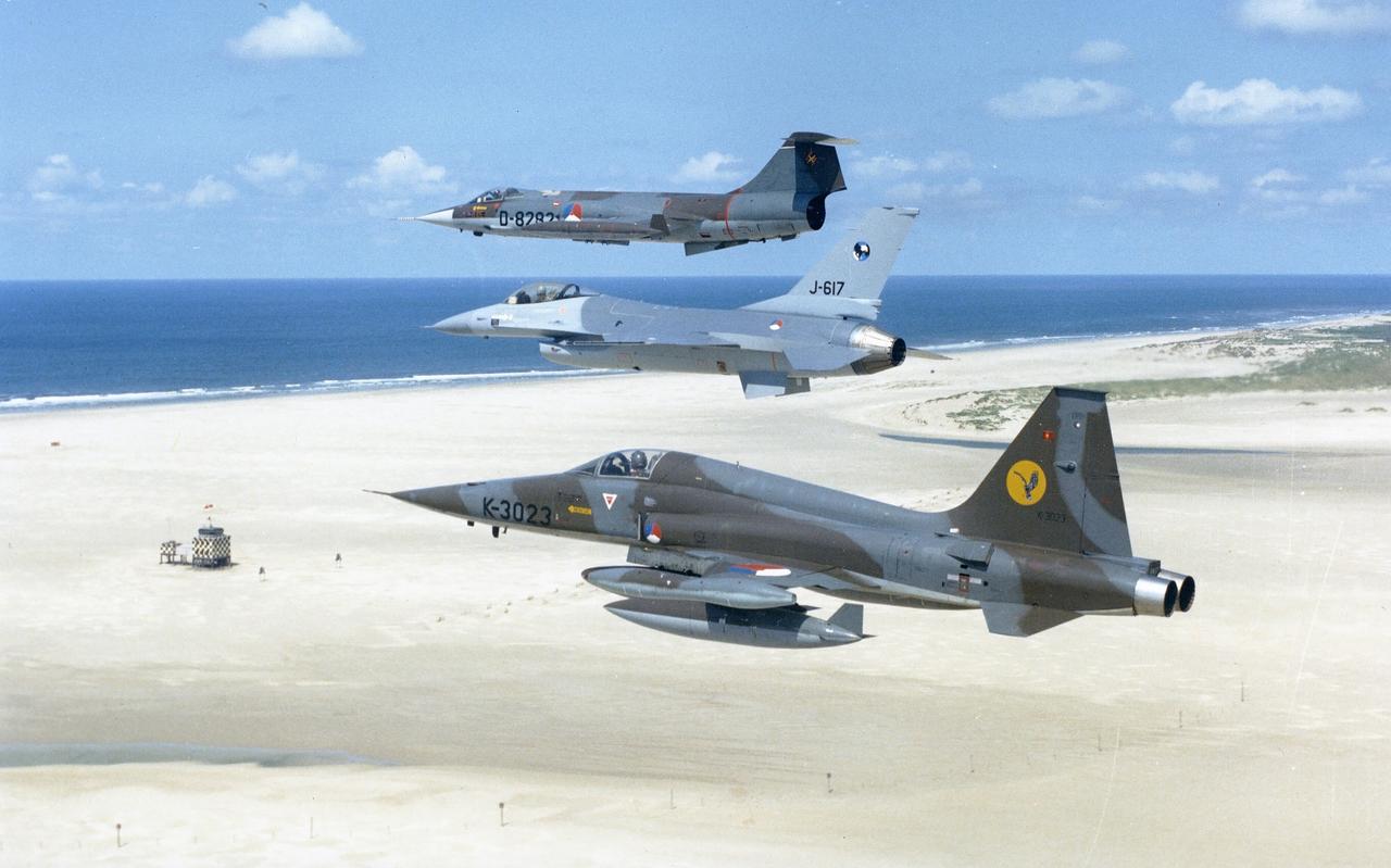 Enkele Luchtmacht straaljagers boven de onmetelijke zandvlakte van de Vliehors schietrange. Enkele Luchtmacht straaljagers boven de onmetelijke zandvlakte van de Vliehors schietrange.
