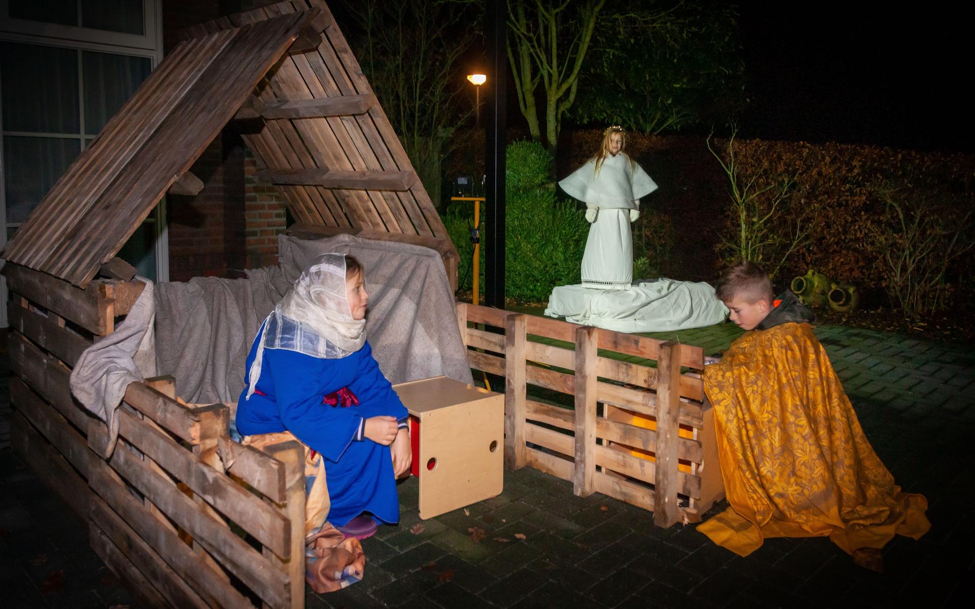 Leerlingen van de Hoeksteen beelden het Bijbelse kerstverhaal uit langs de route.