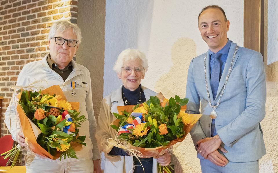 Locoburgemeester Jeroen Westendorp reikt de koninklijke onderscheidingen uit aan Peter en Hendrika Vree. 