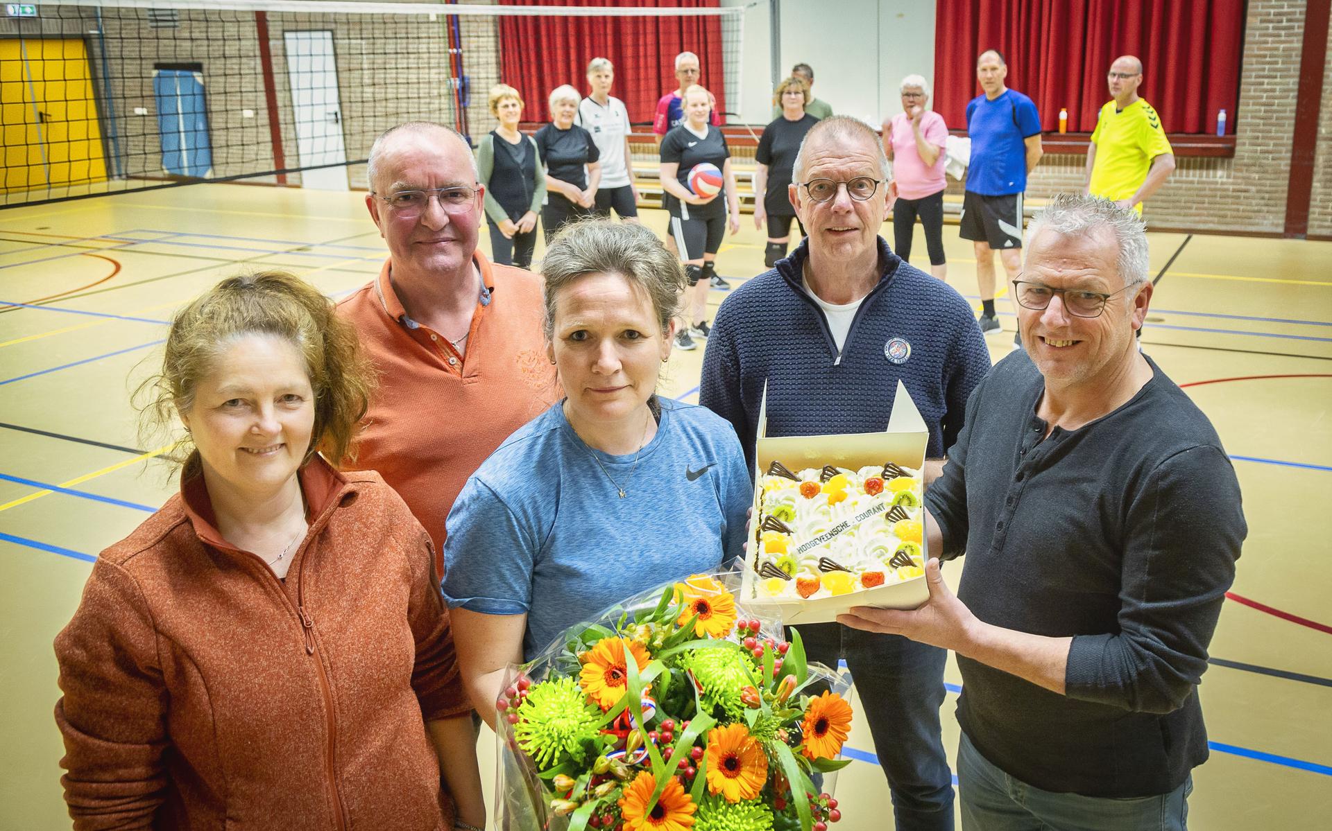 Taart van de week voor de organisatoren van de Knappercompetitie in De Cirkel.