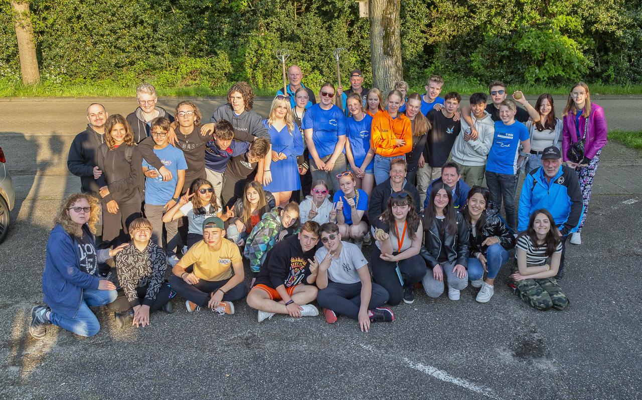 Italiaanse leerlingen gaan met Nederlandse leerlingen klootschieten in Stuifzand.