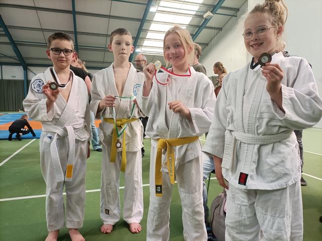 Jeugdjudoka’s B.S.V. Anbergen Drenthe succesvol op Dorpentoernooi Beilen