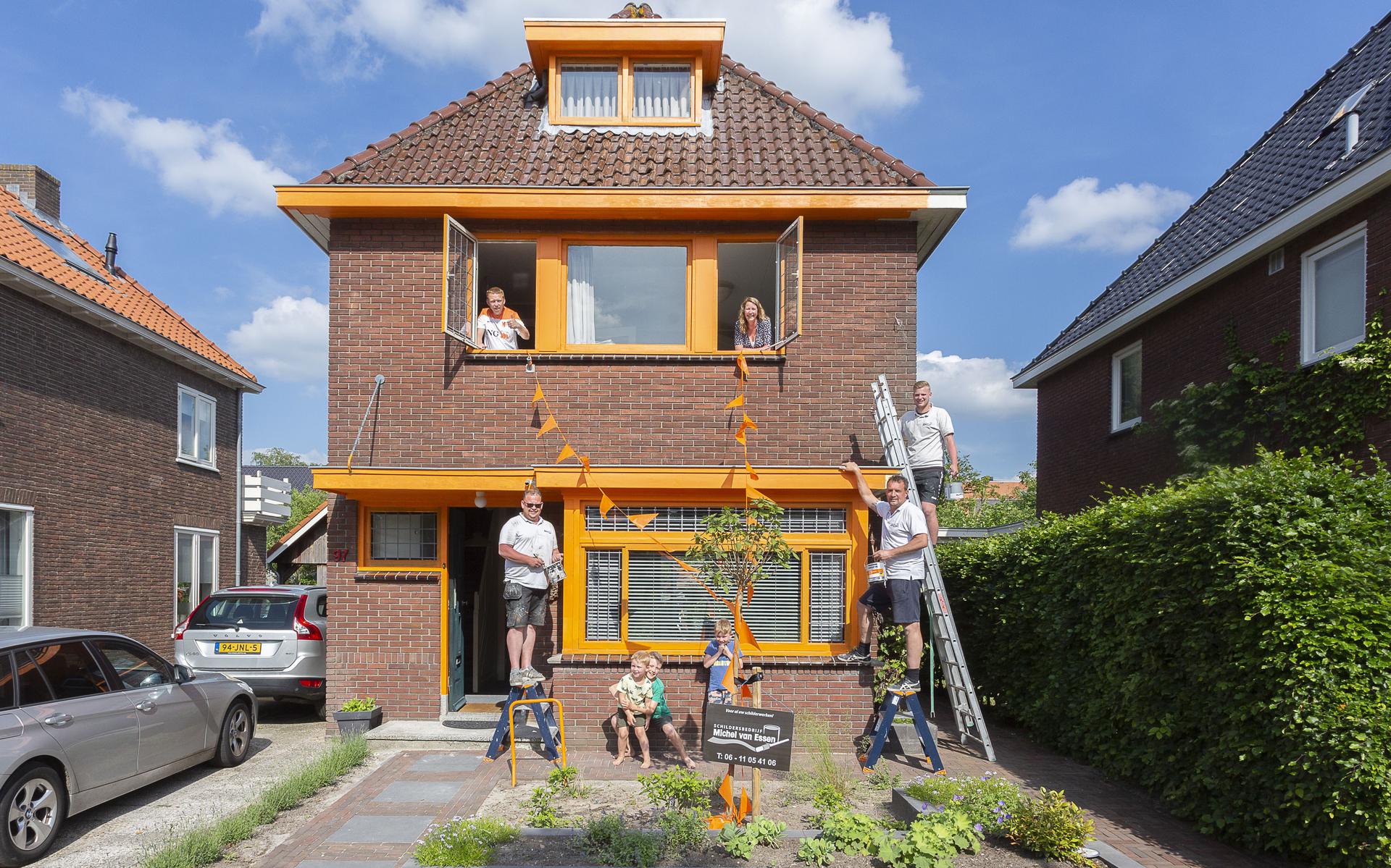 De oranje kozijnen aan de Van Limburg Stirumstraat vallen wel op. 