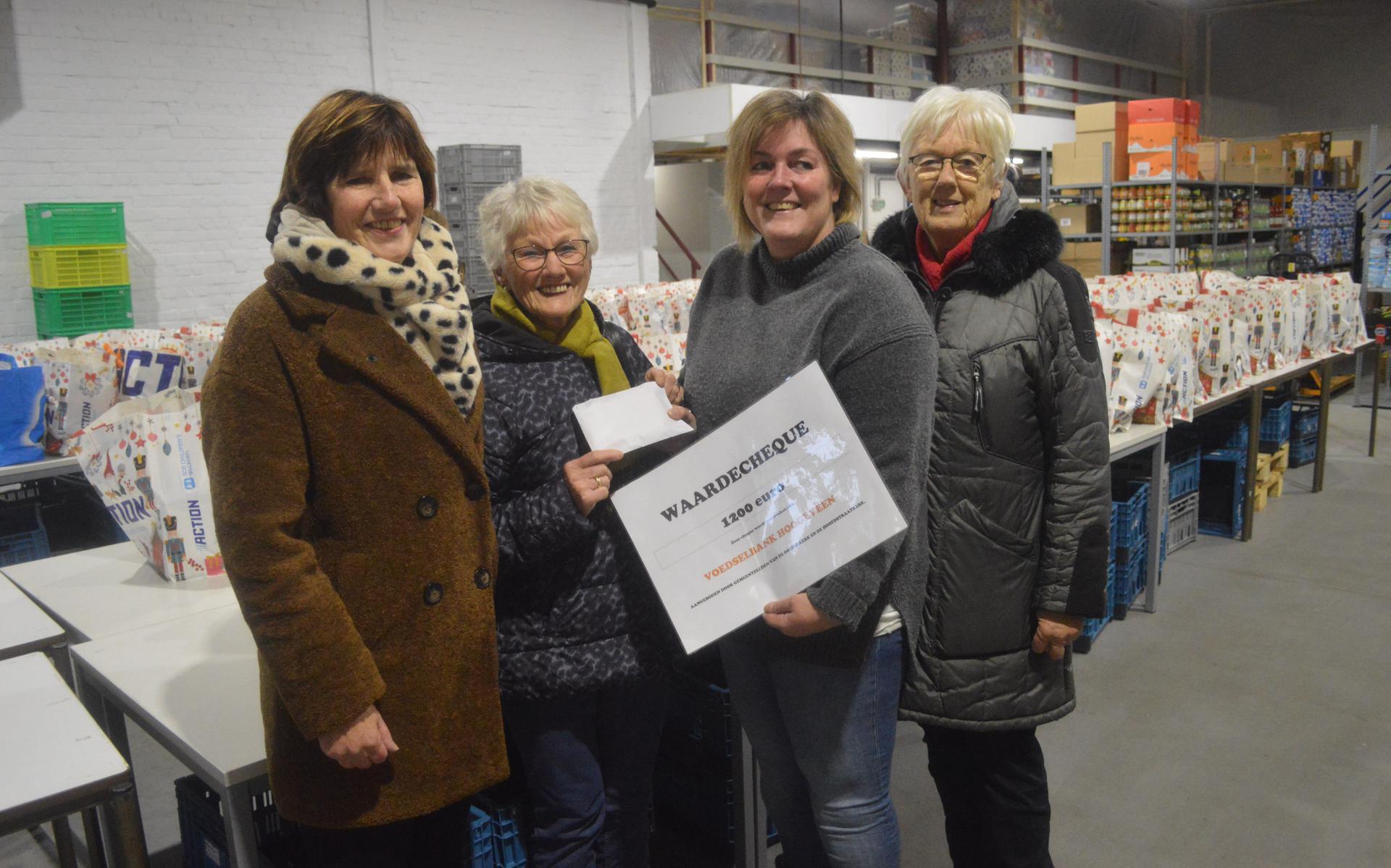 Enkele creatieve dames gaven bij de Voedselbank een cheque van 1200 euro af. 