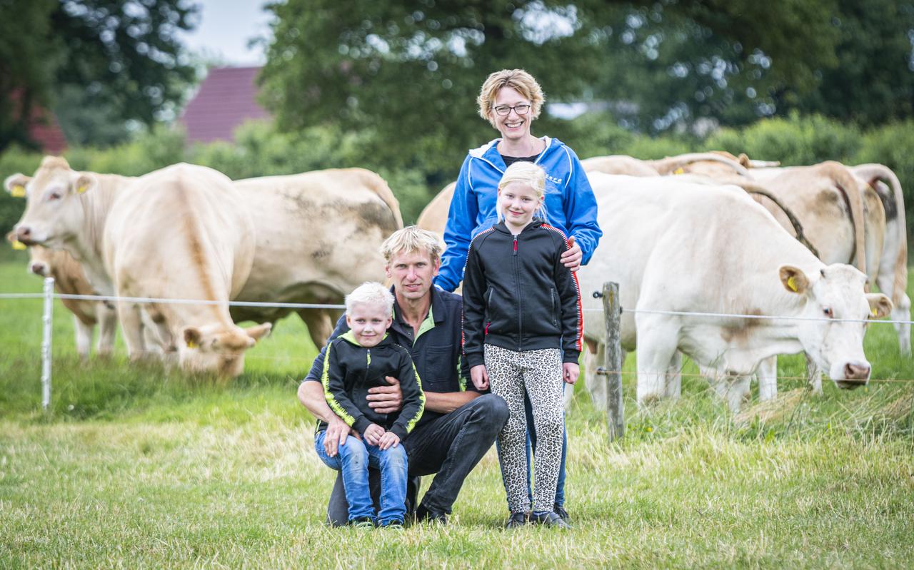 Harmen en Marianne ter Schure met hun kinderen Sigrid en Herwin bij hun Blonde d'Aquitaine koeien.