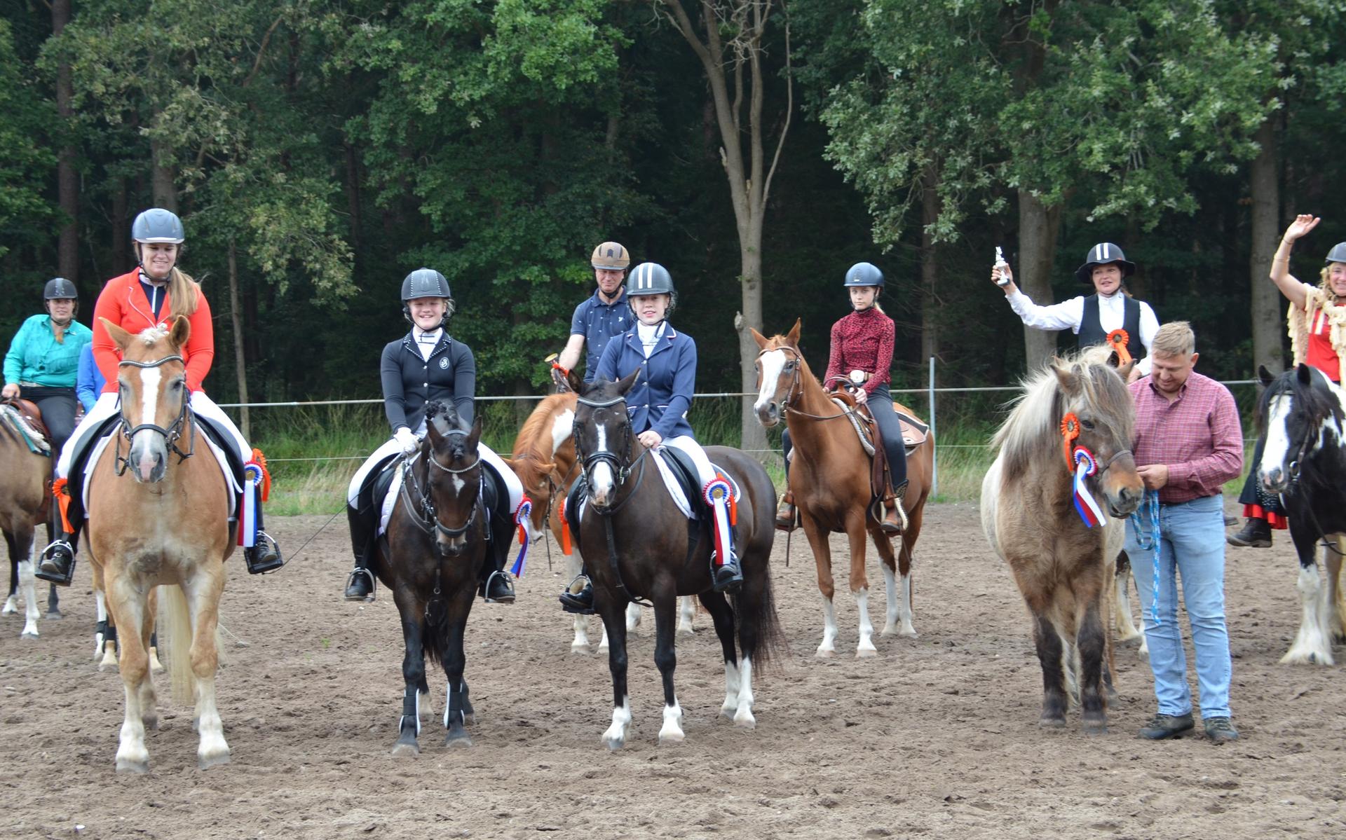 De Clubkampioenen van 2021 v.l.n.r. Anne Meerman, Sanne Koops, Jasmijn Bos en Nuadhu Nuage met eigenaar Willem van Dalen.