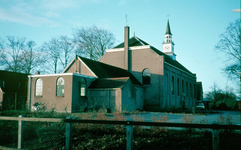 De kerk van Hollandscheveld, jaren geleden. Het middelste gebouw, daar vergaderde MEVE.