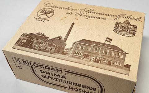 In dit kartonnen doosje werd vóór de Tweede Wereldoorlog een halve kilo Hoogeveense roomboter verkocht.