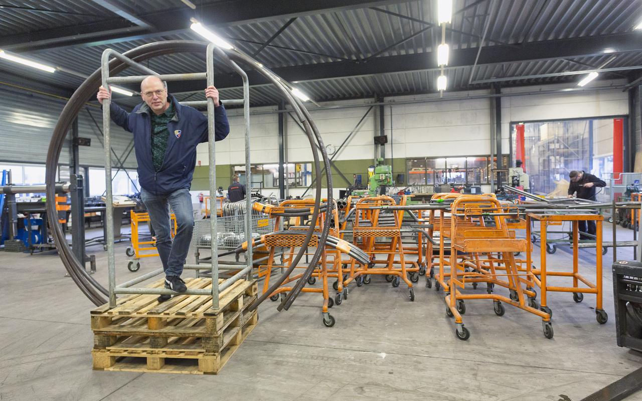 Jaap Jonkers: ,,Deze gebogen stukken staal worden onder meer gebruikt voor de productie van spatborden voor landbouwmachines.''