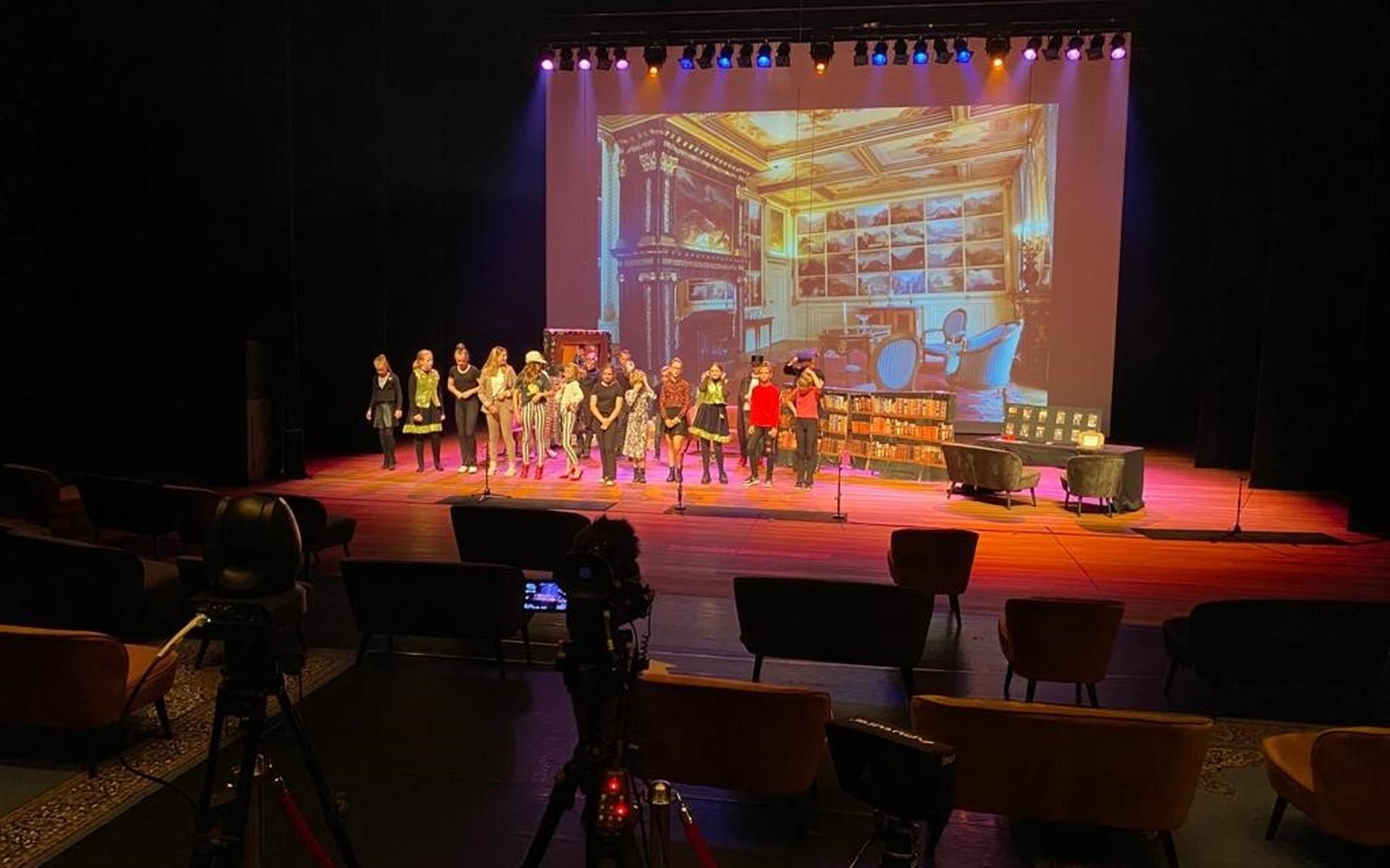 De leerlingen van De Regenboog uit Noordscheschut op het podium voor hun eindmusical.