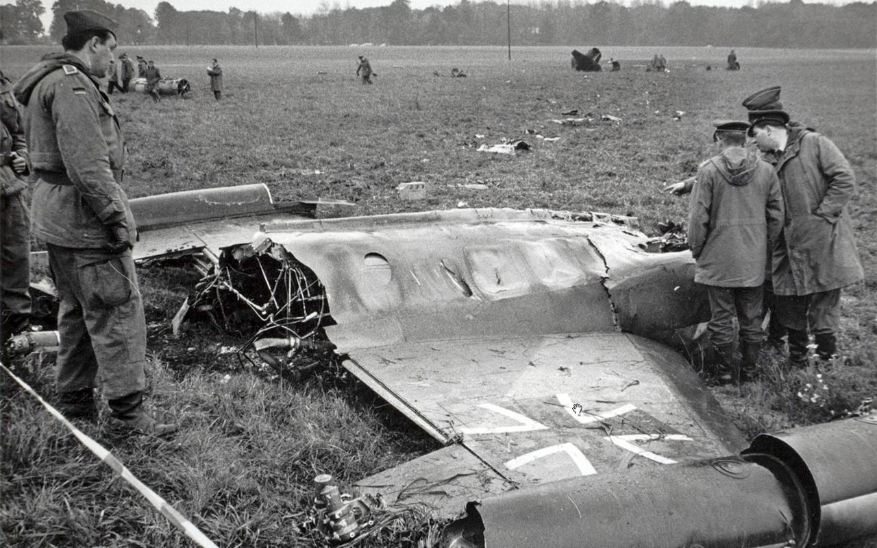 Militairen onderzoeken het wrak van de zoveelste neergestorte Duitse Starfighter. In Duitsland stortten 292 van de 916 Starfighters neer, waarbij 115 piloten omkwamen.