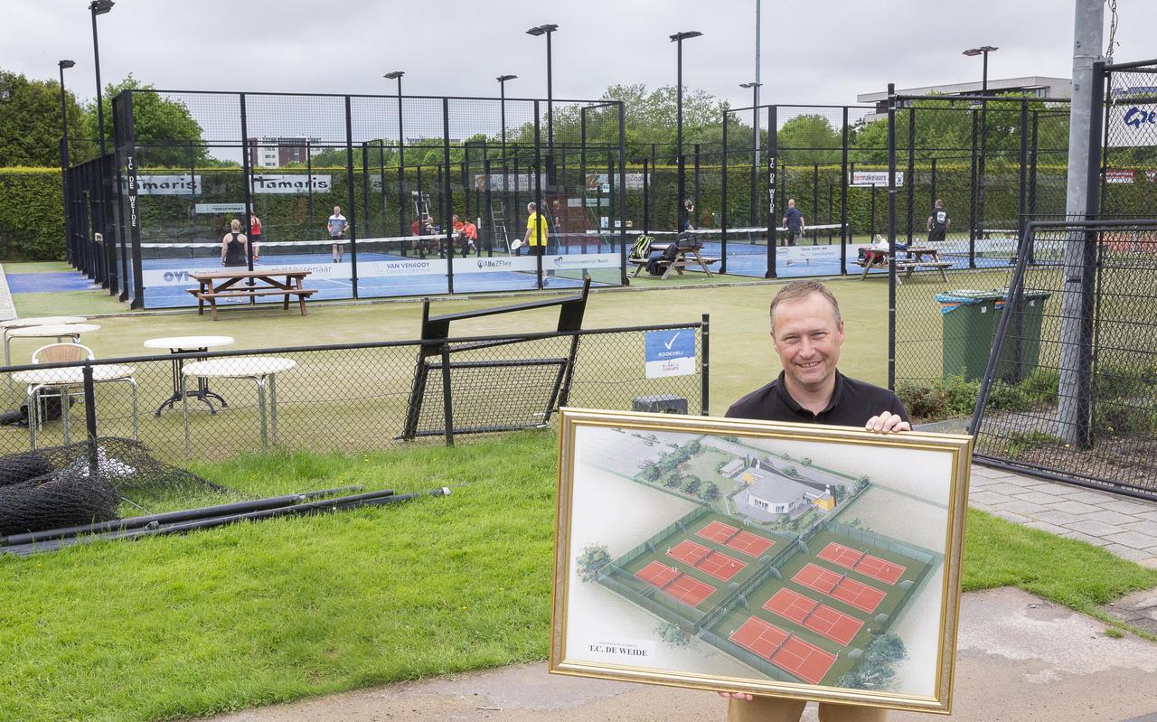 Voorzitter Vincent Martijn van racketclub De Weide toont de tekening van het tennispark, zoals het er 25 jaar geleden uitzag.