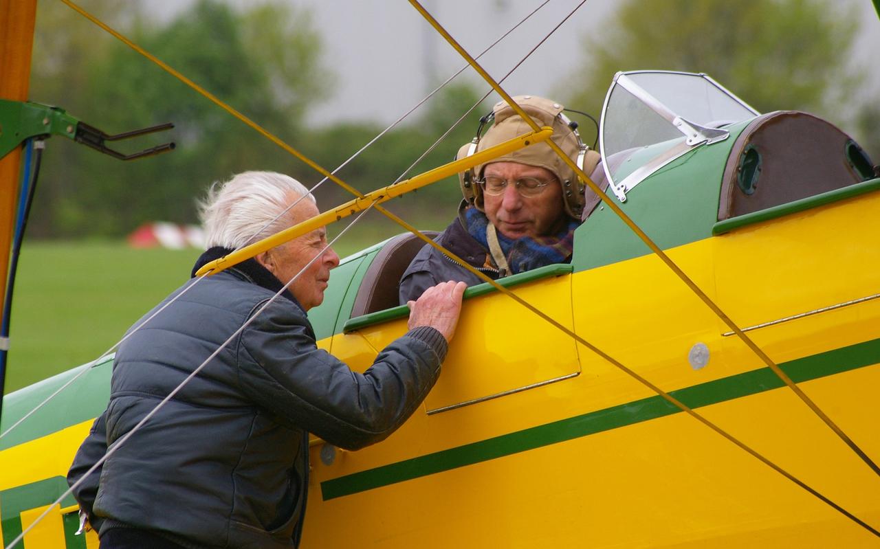 Het was de nestor van de Nederlandse Vliegende oldtimer scene, Jaap van Mesdag (links op de foto), die als eerste zag dat Van Egmond een groot technisch talent had. Het was de nestor van de Nederlandse Vliegende oldtimer scene, Jaap van Mesdag (links op de foto), die als eerste zag dat Van Egmond een groot technisch talent had.