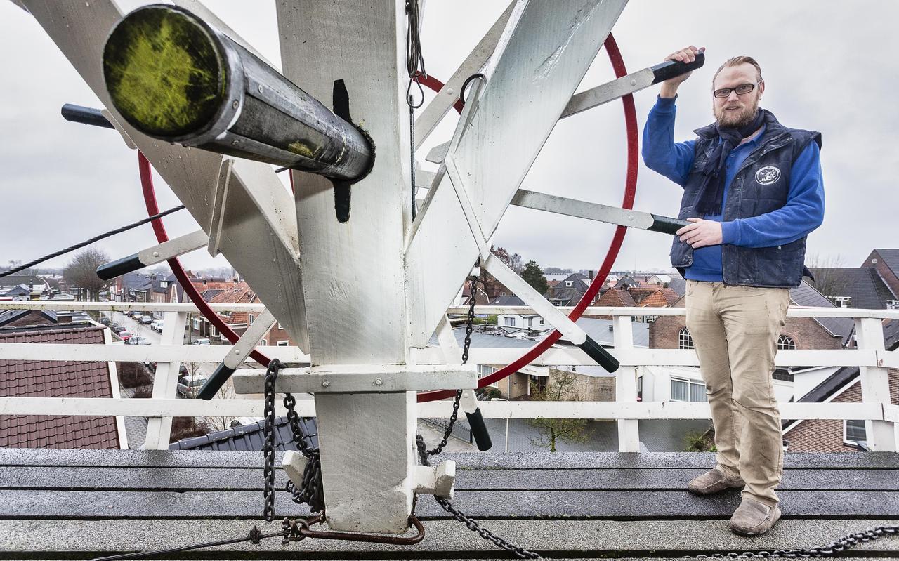 Jerry Vondeling is gediplomeerd molenaar en bezig met een boek over de geschiedenis van de Hoogeveense molens. Jerry Vondeling is gediplomeerd molenaar en bezig met een boek over de geschiedenis van de Hoogeveense molens.