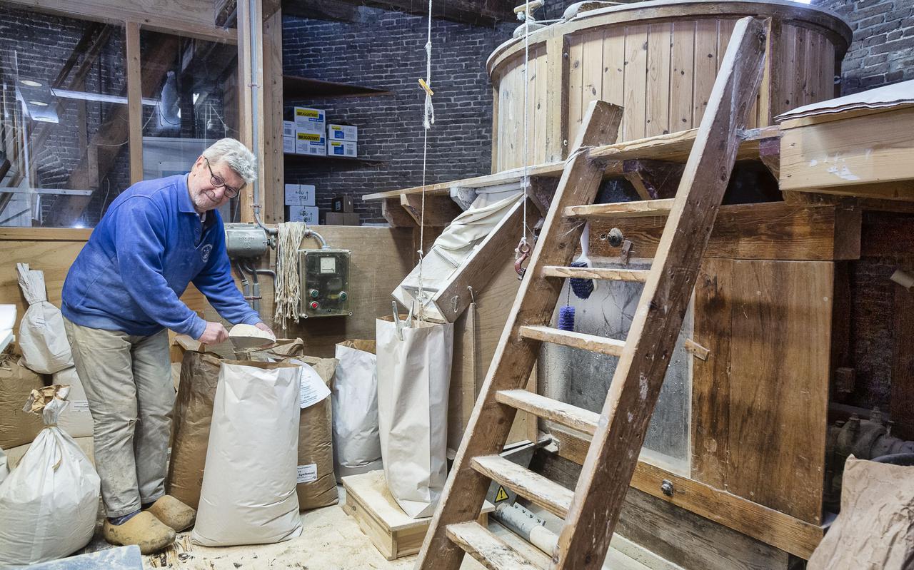 Molenaar Hans Valkenhoff bereidt zich voor op de recordpoging van zaterdag 9 april, waarbij ‘zijn’ molen, net als 699 andere Nederlandse molens, volop zal draaien.