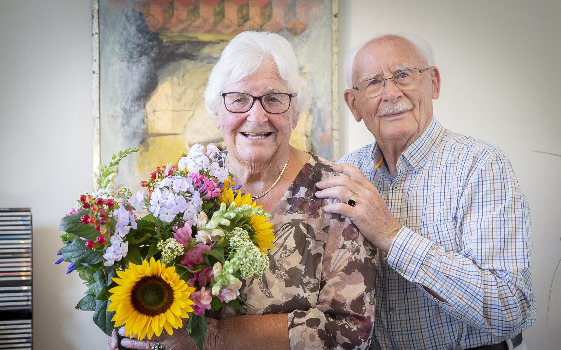Echtpaar Neutel-Russchen is 65 jaar getrouwd.