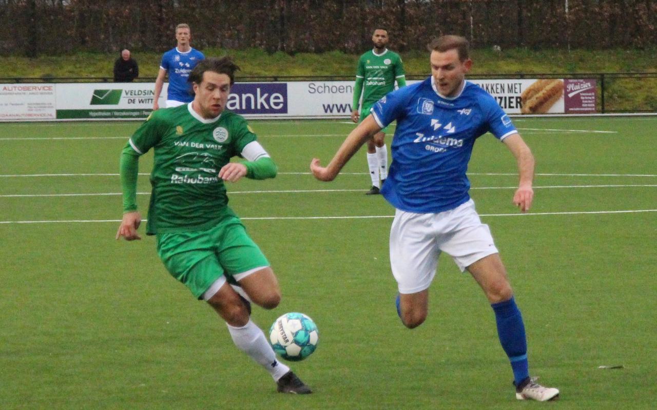 Emil Bijlsma in duel met Desley Bransen. Emil Bijlsma in duel met Desley Bransen.
