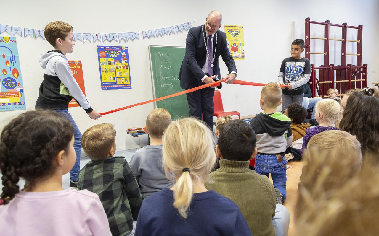 Burgemeester Loohuis opent Kinderboekenweek op de Titus Brandsmaschool.