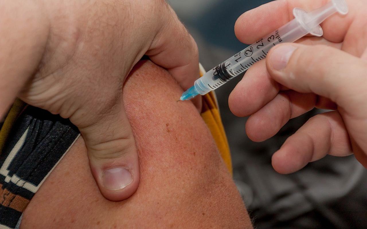 De vaccinatiestraat in Hoogeveen was vrijdagavond na genoeg uitgestorven. De vaccinatiestraat in Hoogeveen was vrijdagavond na genoeg uitgestorven.