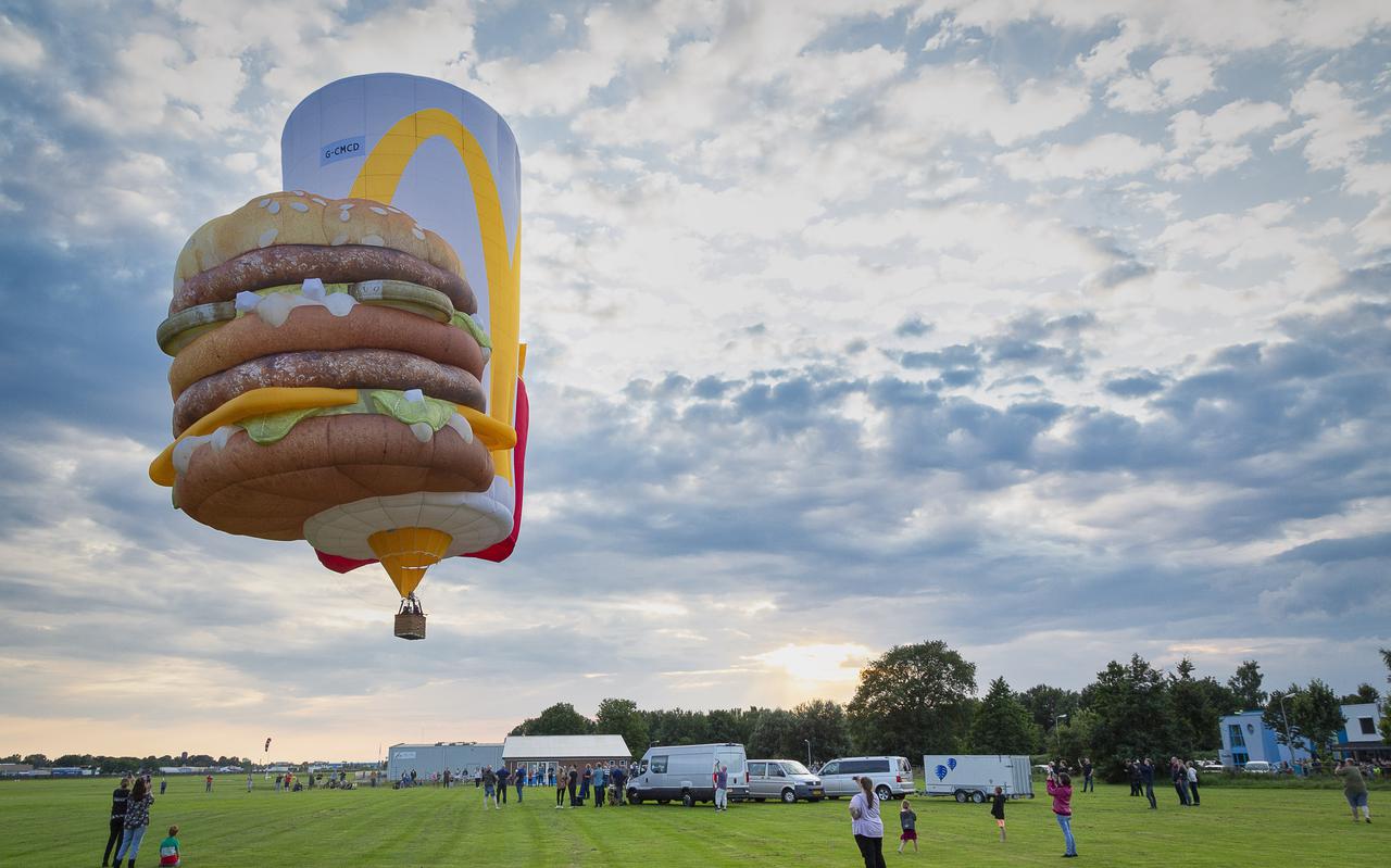 De McDonald's-heteluchtballon, die een Big Mac-menu uitbeeldt, vertrekt vanaf vliegveld Hoogeveen.