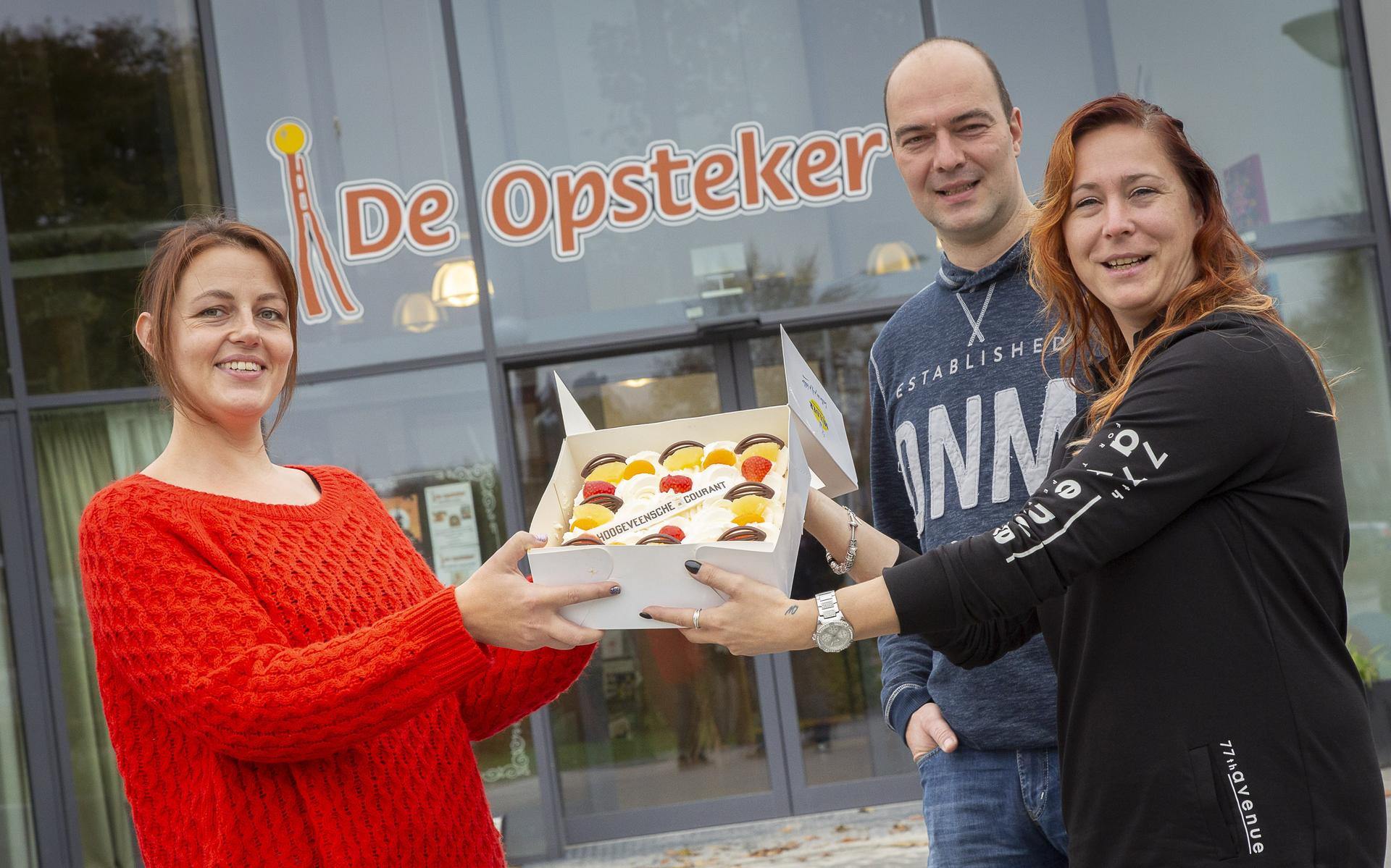 Enkele bestuursleden van de nieuwe stichting De Opsteker namen de Taart van de Week in ontvangst.
