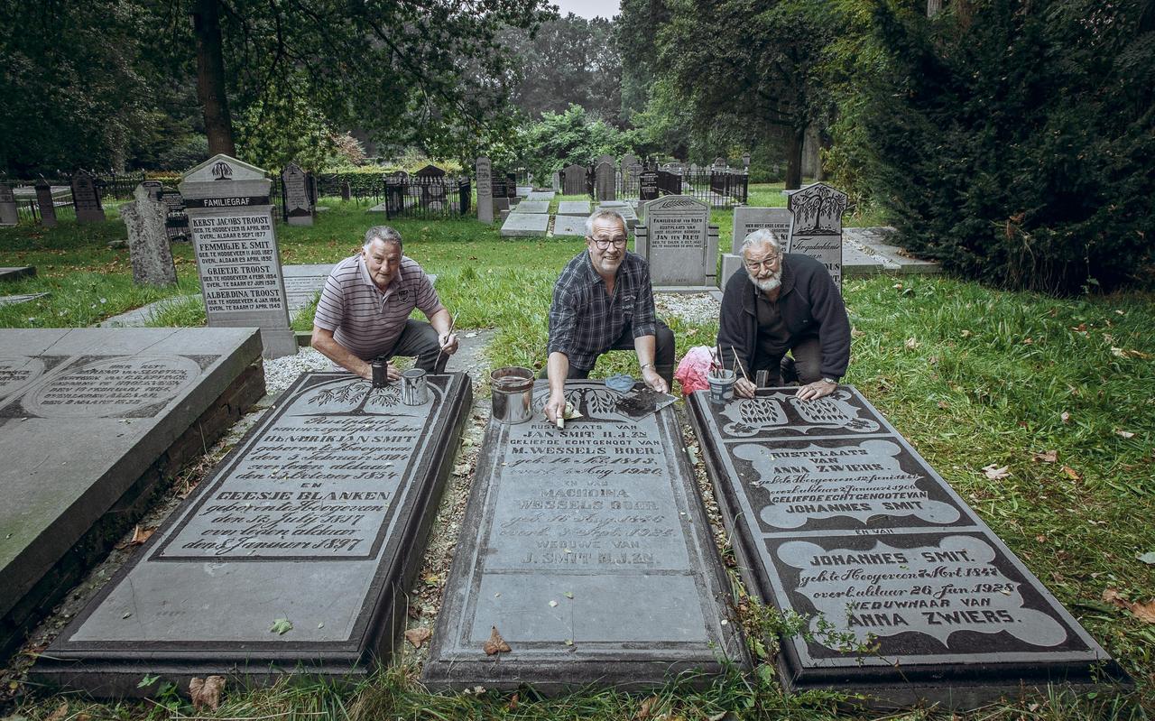 Jan Bouwmeester (links), Roelof Mulder en Henk Boer (rechts) leggen de laatste hand aan een grafsteen. In totaal hebben ze 160 graven opgeknapt. Jan Bouwmeester (links), Roelof Mulder en Henk Boer (rechts) leggen de laatste hand aan een grafsteen. In totaal hebben ze 160 graven opgeknapt.