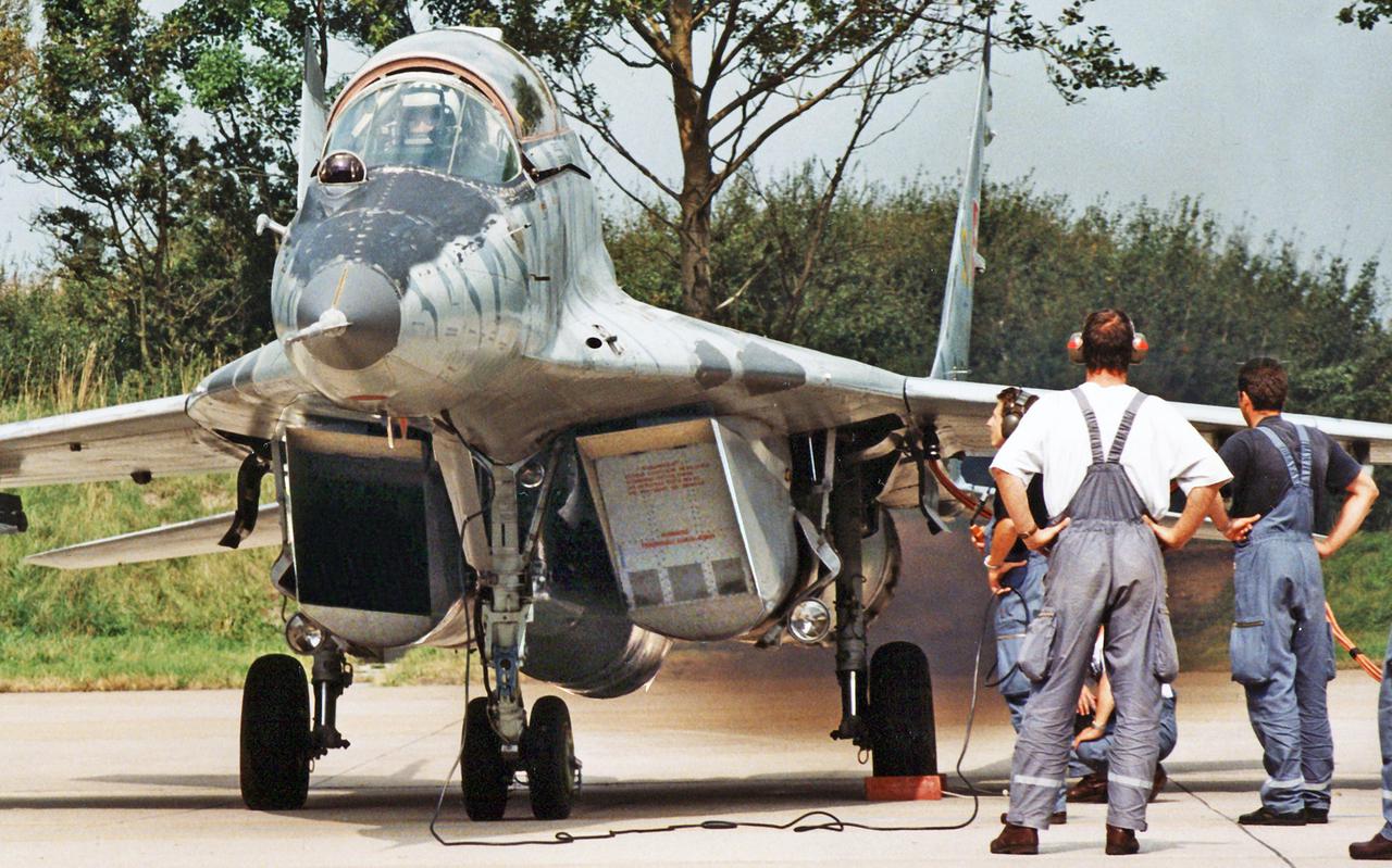 Het gevaar om een luchtinlaat binnengezogen te worden ligt altijd op de loer. Bij de MiG-29 is het probleem opgelost door beweegbare schuiven voor de inlaten te monteren.