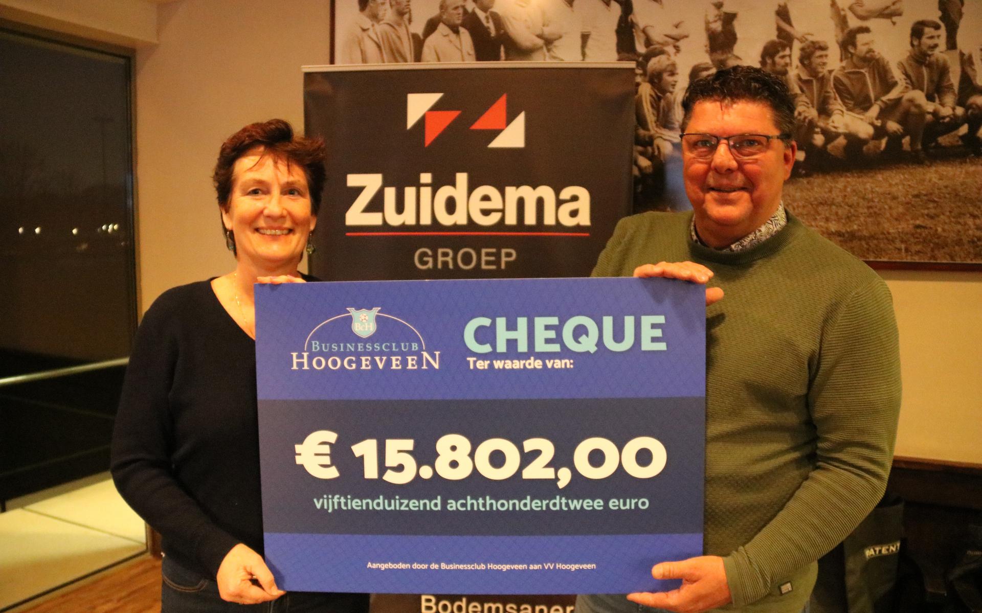 Businessclub Hoogeveen schenkt cheque aan voetbalvereniging.
