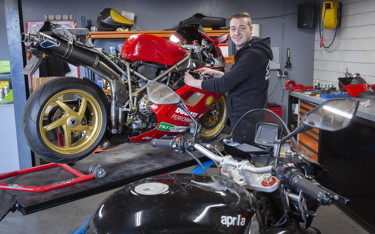 Lorenzo Schlosser begon op 21-jarige leeftijd al een eigen motorservicezaak in Hoogeveen.