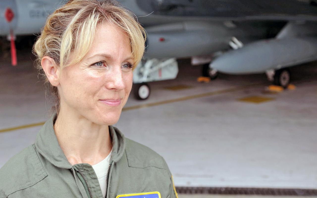 Luchtmachtvlieger Heather Penney voor haar F-16. Vaak denkt ze nog terug aan de meest bijzondere dag uit haar vliegercarrière.