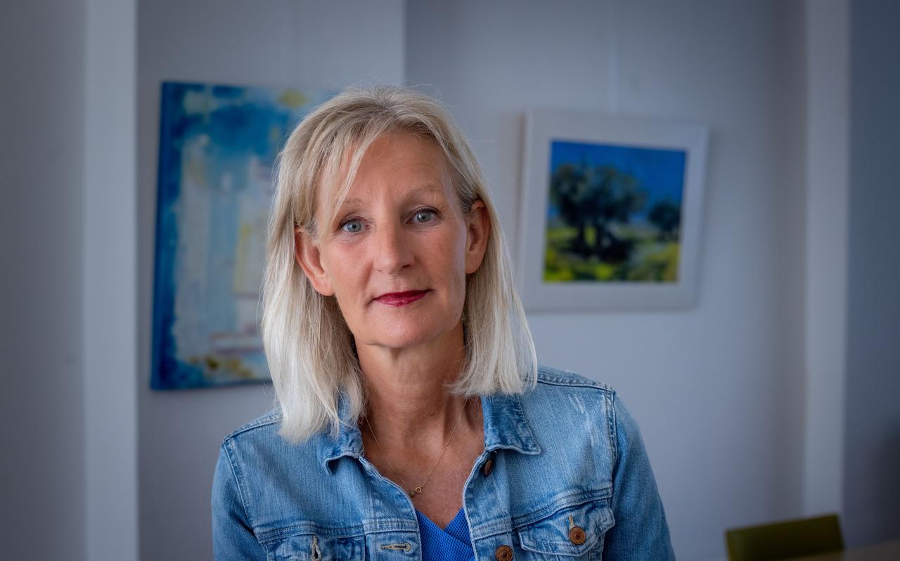 Anneke van der Velde schrijft brieven met haar dochters. Anneke van der Velde schrijft brieven met haar dochters.