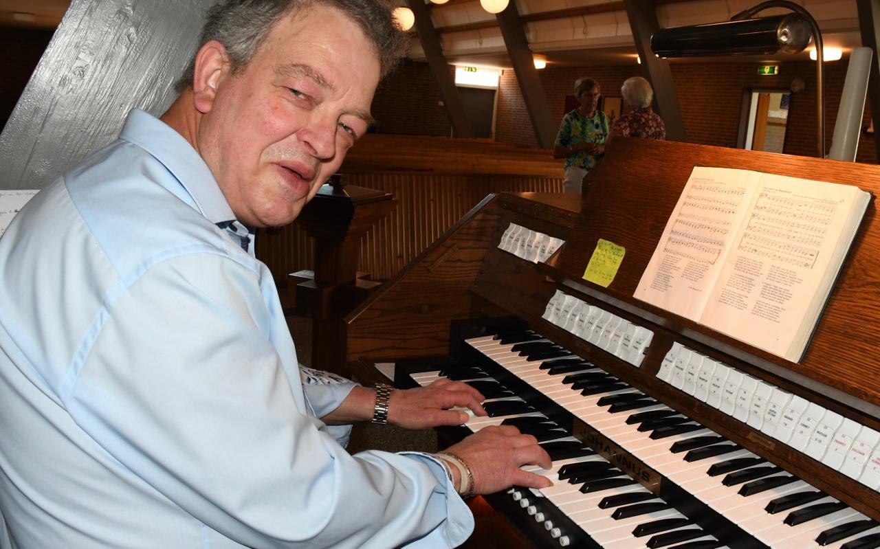 Meneer Fokko op het orgel.