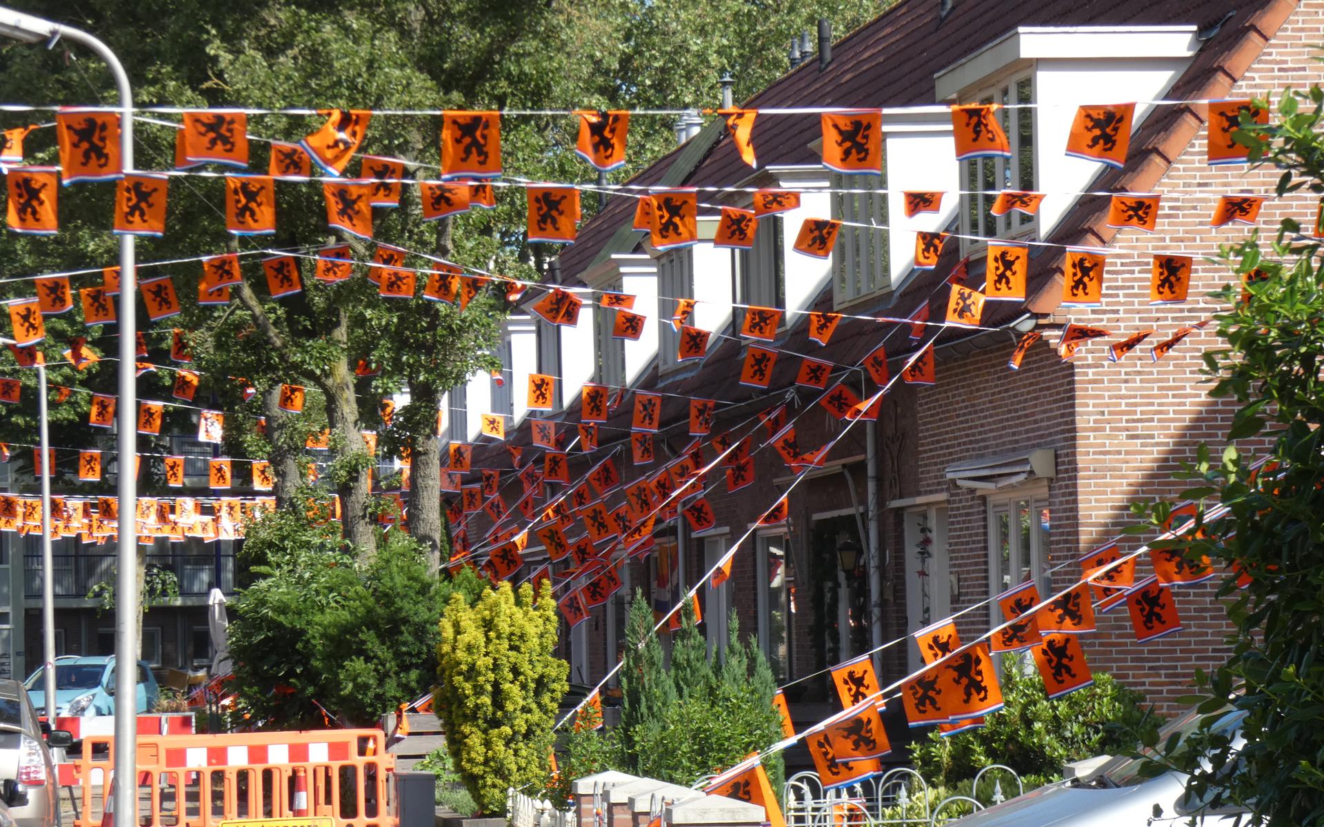 Straten, voordeuren en schuurtjes kleuren oranje in Hoogeveen. 