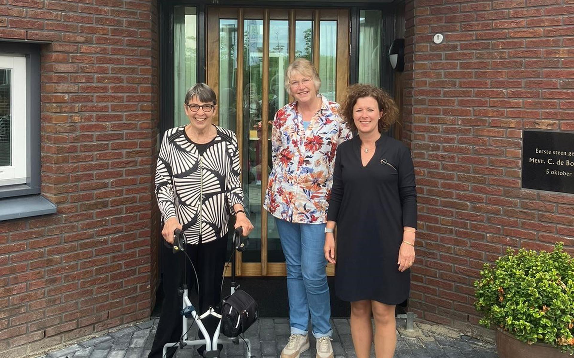Commissaris van de Koning Jetta Klijnsma bezoekt vrijwilligers van Hospice Hoogeveen.