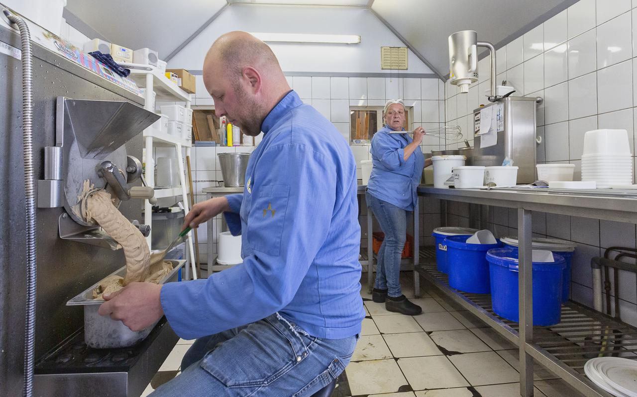 Stefan Mul aan het werk in de ijsmakerij. Elk jaar worden er nieuwe smaken ontwikkeld en alle ingrediënten zijn biologisch. 