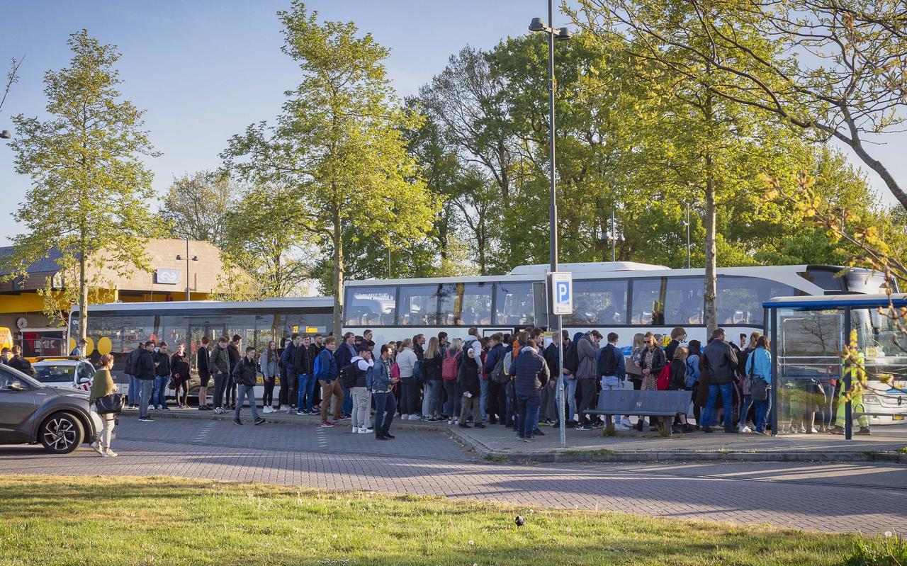 Lange rijen wachten voor de bus. Lange rijen wachten voor de bus.