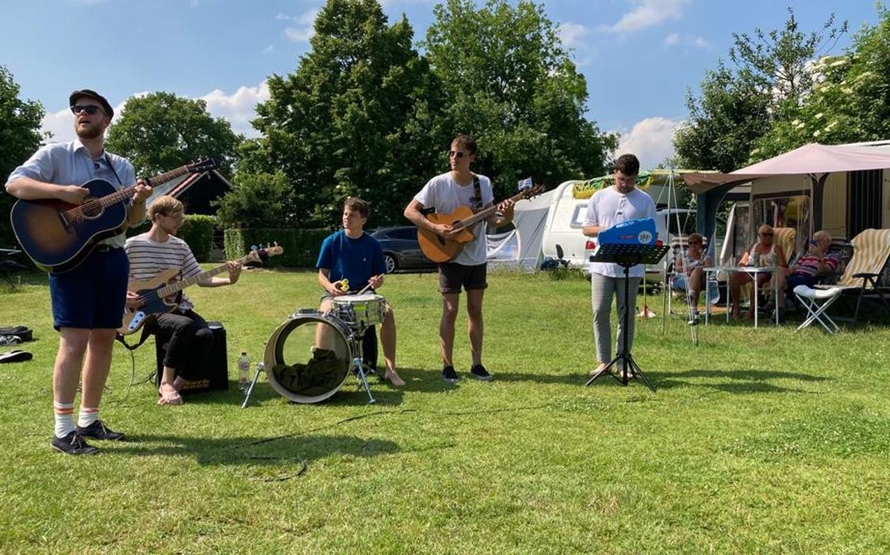 Het optreden van Hiigo op minicamping De Zandgaten viel in de smaak. Het optreden van Hiigo op minicamping De Zandgaten viel in de smaak.