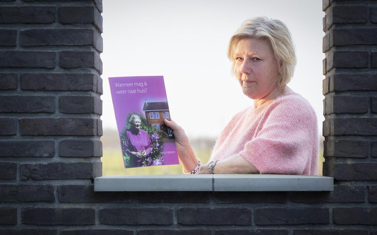 Hetty Kalteren met haar boekje over dementie.