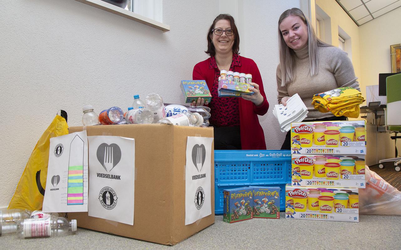 Vrijwilligers Esmée Marissen en Kirstie Jongbloed helpen mee om de vakantiepakketten te vullen.